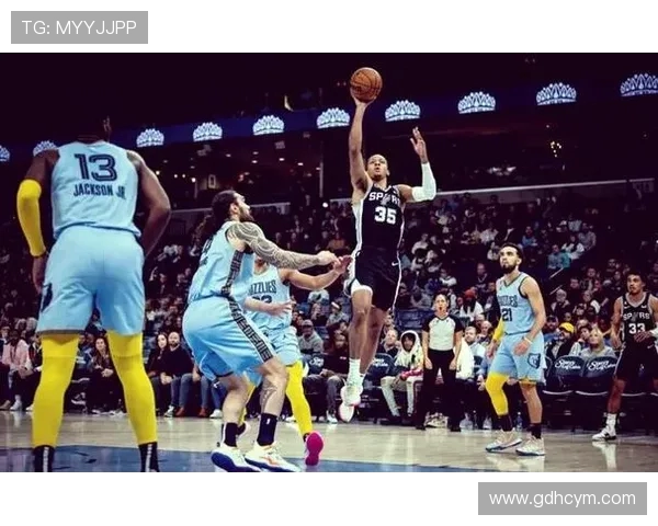 2017年爵士与灰熊激战回顾：季后赛的精彩对决与关键时刻分析